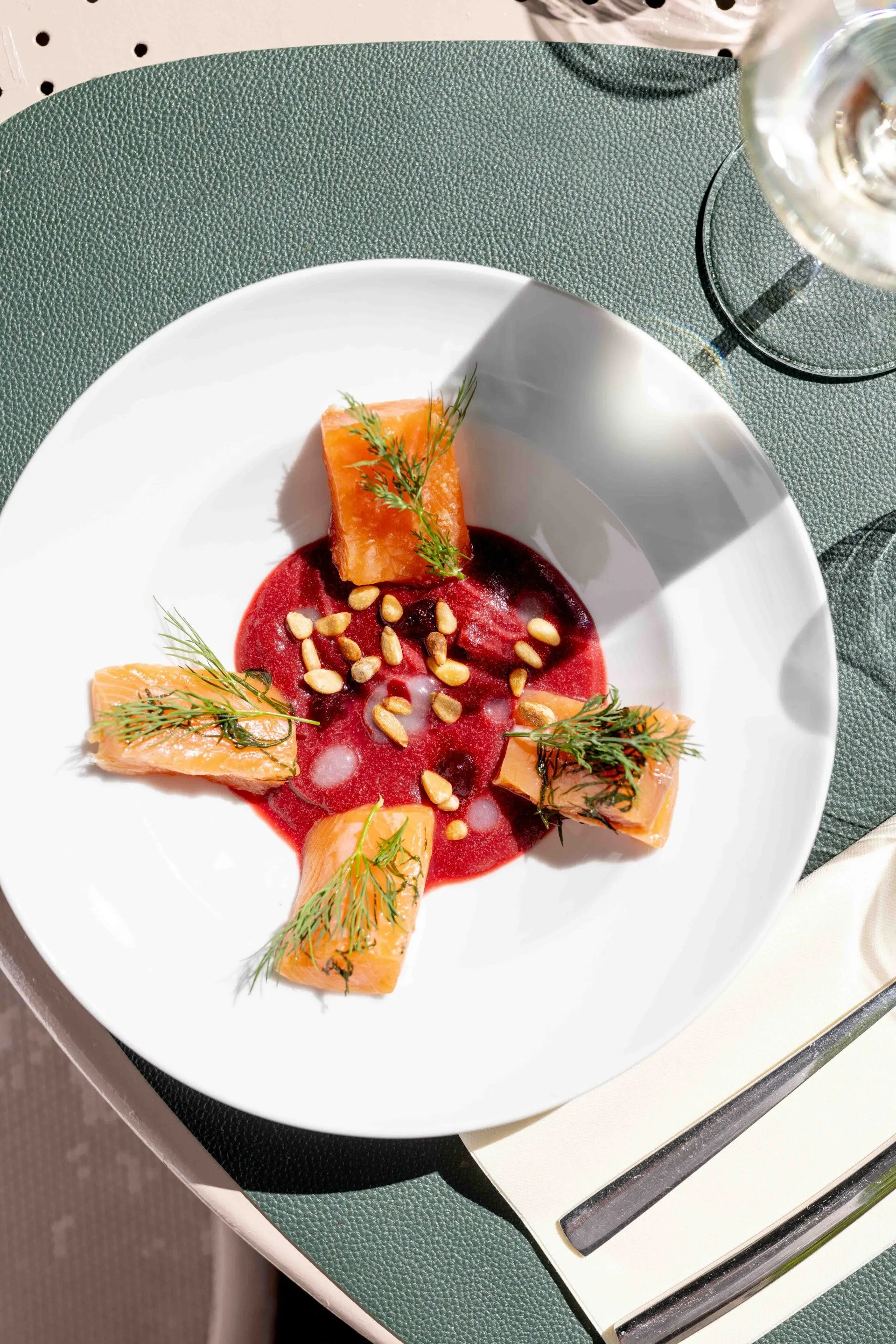 Assiette de truite et betterave servie à Côté Sorgue
